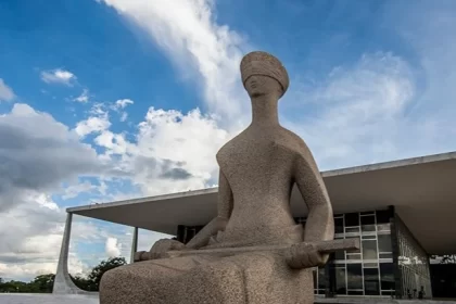 Foto da estátua em frente ao STF, que julgou as questões de sigilo de governos