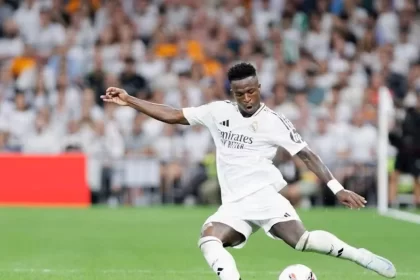 Vini Jr. dando um passe num jogo do real Madrid. Regra nem sempre é justa para os craques