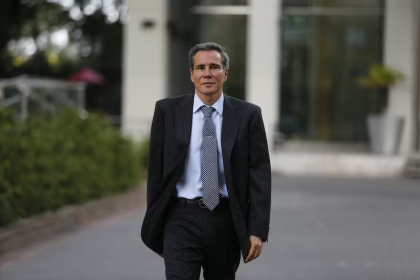 Foto do eprocurador Alberto Nisman, caminhando na rua. Ele foi assassinado em seu apartamento