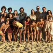 Foto de uma turma na beira da praia. Autor fala de spoiler de filmes