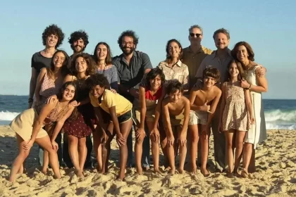 Foto de uma turma na beira da praia. Autor fala de spoiler de filmes