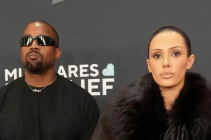 Foto de Kanye West e Bianca Censori no Grammy 2025