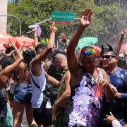 Bloco de rua de carnaval. Autor diz que povo tá cansado de conversa fiada