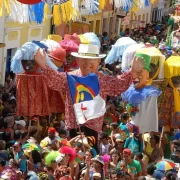 Foto do carnaval de rua de Olinda. Seja homem ou mulher, todos se divertem