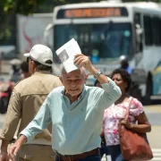 Populares na rua fugindo do calor. Ar-condicionado não basta, diz autora