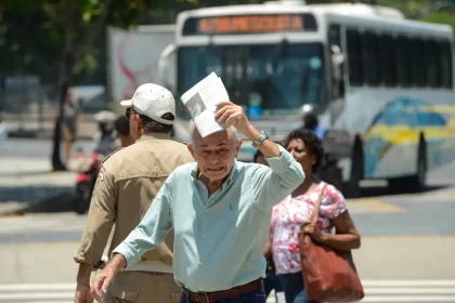 Populares na rua fugindo do calor. Ar-condicionado não basta, diz autora