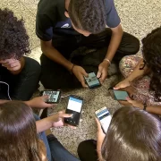 Roda de alunos cada um com o seu celular na mão