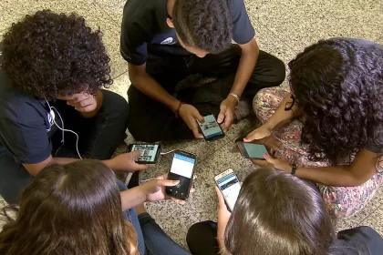 Roda de alunos cada um com o seu celular na mão