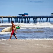 Foto da plataforma de praia da praia de cidreira. Autor fala do pensamento de Byung-Chul Han