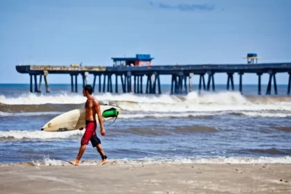 Foto da plataforma de praia da praia de cidreira. Autor fala do pensamento de Byung-Chul Han