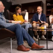 Um casal mais velho e uma casa mais novo, na sala, parecem fazer uma reunião. Autor discute modelo de holding familiar