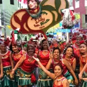 Mulheres do bloco nem sempre Lily toca flauta" no carnaval de rua do Recife