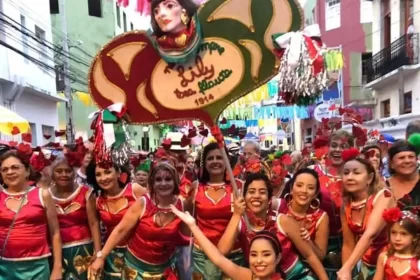 Mulheres do bloco nem sempre Lily toca flauta" no carnaval de rua do Recife