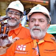 Presidente Lula com as mãos sujas de petróleo. Autor especula sobre o futura de Lula e Bolsonaro