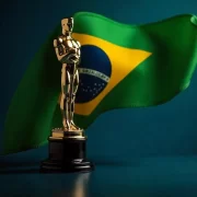 Estatueta do Oscar com uma bandeira do Brasil ao fundo. Autor diz que por torcer contra o Oscar e ser brasileiro