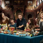 cena da série Merlí: Sapere Aude, com alunos e professores num banquete de jantar. Netflix