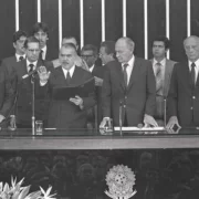 Posse do presidente José Saney, em 1985, na Câmara dos Deputados. Autor compara com governo Lula.