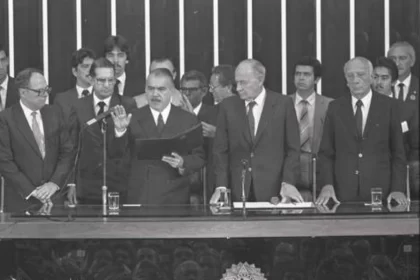 Posse do presidente José Saney, em 1985, na Câmara dos Deputados. Autor compara com governo Lula.