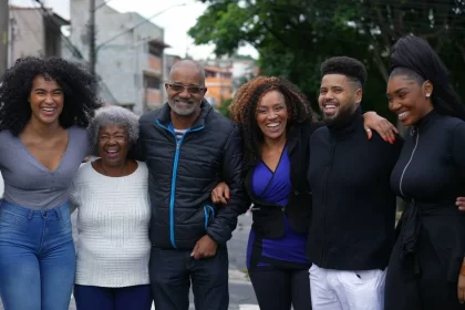 Várias pessoas negras, sorrindo, abraçadas uma ao lado da outra. O autor fala da segunda década para afrodescendentes, da ONU