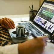 Mulher com um lap top à frente. No teletrabalho, o local de trabalho é em casa