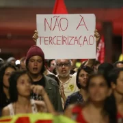 Fotos de manifestantes contra a terceirização do trabalho