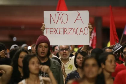 Fotos de manifestantes contra a terceirização do trabalho