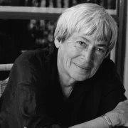 Foto da escritora Ursula Le Guin que ajudou a redefinir a ficção científica