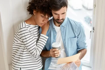 Um casal jovem olha para um papel. Autor trata de locação