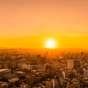 Por do sol quente sobre uma cidade. Autora cobra o poder público