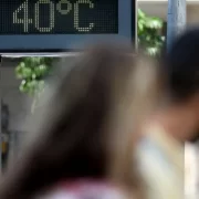 Foto de um relógio de rua marcando 40 grau e pessoas desfocadas à frente. Autor fala da falta de políticas públicas