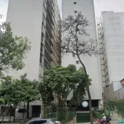 Edifícios com empenas cegas voltadas para a rua em são paulo