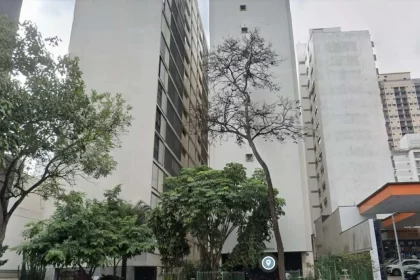 Edifícios com empenas cegas voltadas para a rua em são paulo