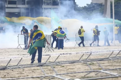 manifestantes na invasão do palácio do planalto em 8 de janeiro. Autor questiona o perdão judicial