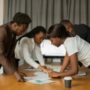 Jovens negros entorno de uma mesa de trabalho, é o afroempreededorismo