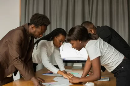 Jovens negros entorno de uma mesa de trabalho, é o afroempreededorismo