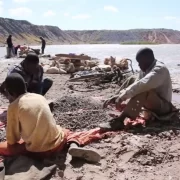 Crianças sentadas trabalhando numa mina do Congo. Exploração faz parte da lentidão do mundo, diz autora