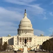 foto frontal do Capitólio, em Washington, Estados Unidos