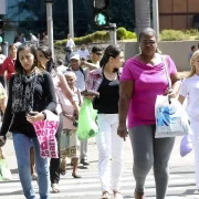 Fotos de pessoas das classes médias andando na rua, elas alternam o poder entre esquerda e direita