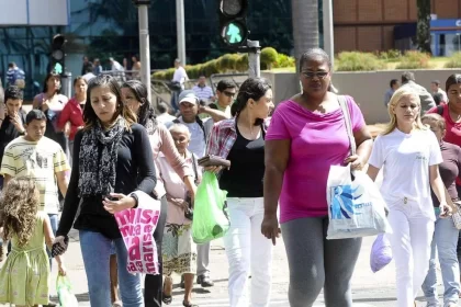 Fotos de pessoas das classes médias andando na rua, elas alternam o poder entre esquerda e direita