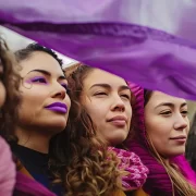 Várias mulheres, uma ao lado da outra.