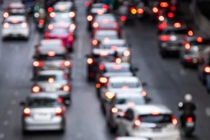 Carros em fila numa rua de cidade, impacto da falta de planejamento