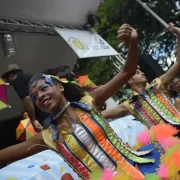 Foto de pessoas dançando o carnaval ao som do frevo