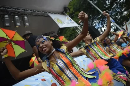 Foto de pessoas dançando o carnaval ao som do frevo