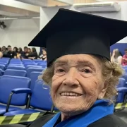 Foto de Iolanda Conti, a mulher que se formou no ensino médio aos 91 anos.