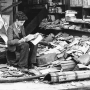 Em 1940, em Londres, uma pessoa sentada em escombros, faz a leitura de um livro