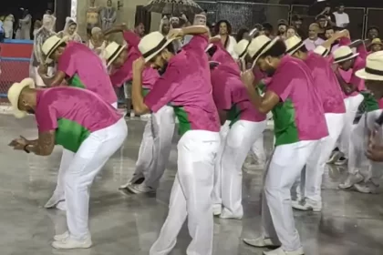 Passistas da mangueira desfilando. Autor fala que o carnaval marca o fim das férias