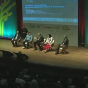 Foto do palco, com palestrantes do seminário RS Resiliência e Sustentabilidade