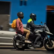 Uma moto com dois homens, o mototaxista e um passageiro