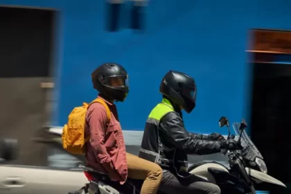 Uma moto com dois homens, o mototaxista e um passageiro