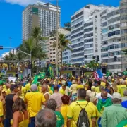 Foto de populares no ato de bolsonaro em copacabana